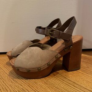 Cute brown heels, never worn, wooden style heel